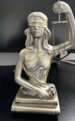 para escritório de direito advocacia advogados busto themis deusa da justiça