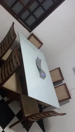Mesa de jantar + 6 cadeiras maciça medindo 1,60X0,90 