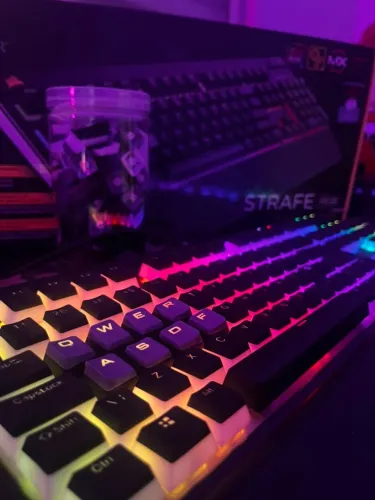 Teclado Mecânico Gamer Corsair K68, RGB, Switch Cherry MX Red, ABNT2
