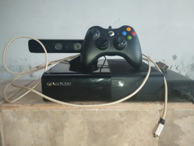 Vende-se Xbox 360 desbloqueado+controle original - hdmi2 + kinect com FIFA 19 e GTA IV