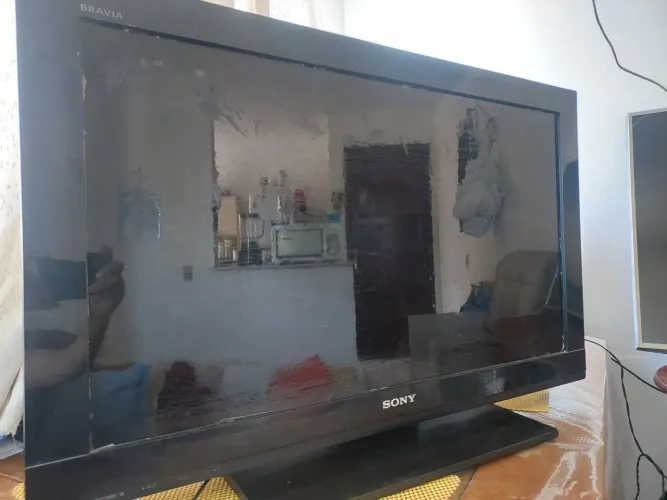 Tv Sony Bravia 32P. Comum Funcionando Perfeitamente. Tela com Arranhões.