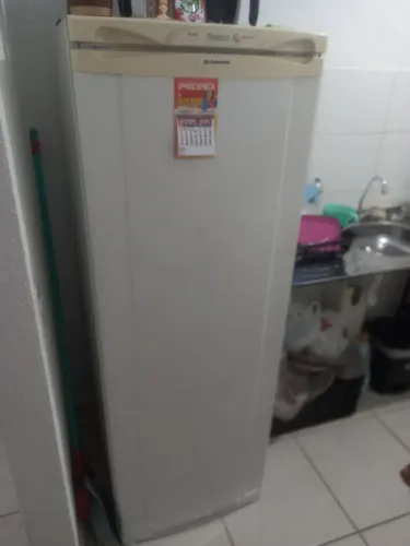 Vende se uma geladeira