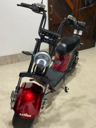 Moto elétrica Eletromobi X12-10 2 capacetes e capa de couro
