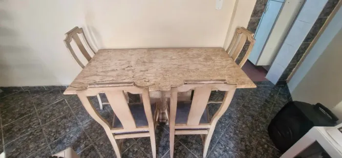Mesa de mármore bege Bahia