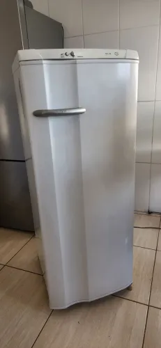 Geladeira Electrolux RE 28 Super 240 litros usada