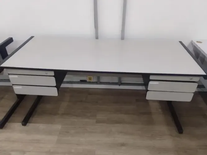 MESA ESCRITORIO 4 GAVETAS BASE DE FERRO