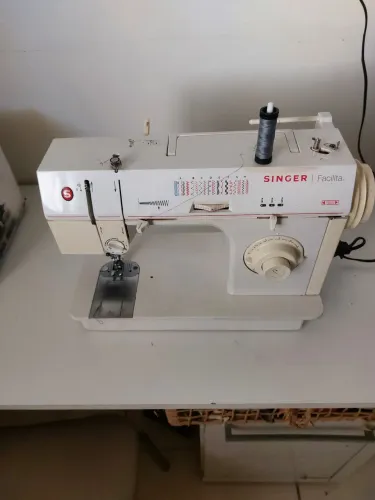 Maquina de Costura Singer Estado de Novo.varios pontos.