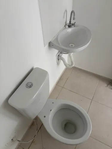 Kit banheiro: vaso com caixa acoplada + pia com torneira