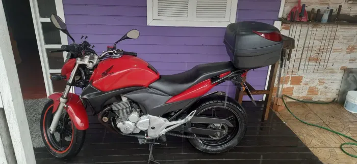 Cb 300 Bem cuidada