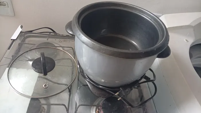 panela de arroz elétrica.