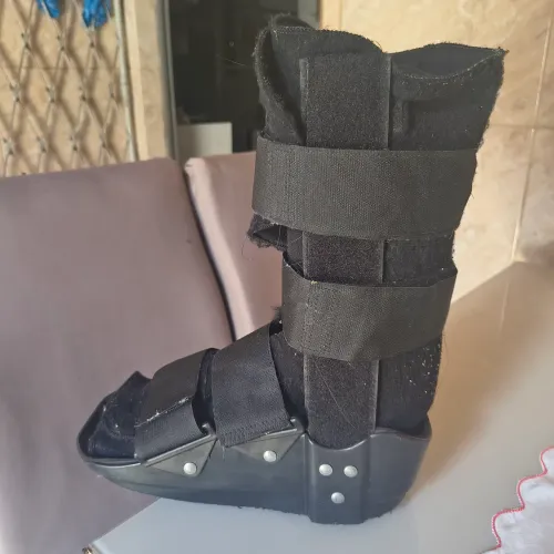 Bota ortopédica em ótimo estado