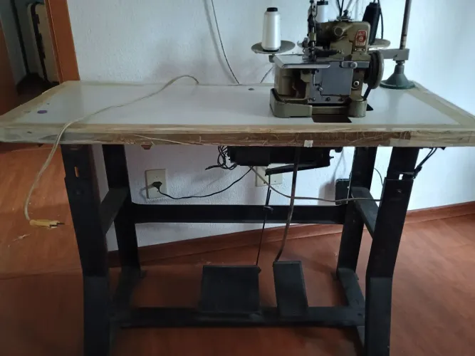 Máquina de costura overlock chinesinha semi industrial