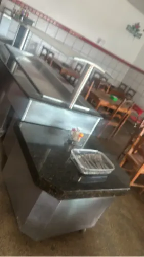 Pista quente 10 Cubas  e pista para salada revestida em mármore 