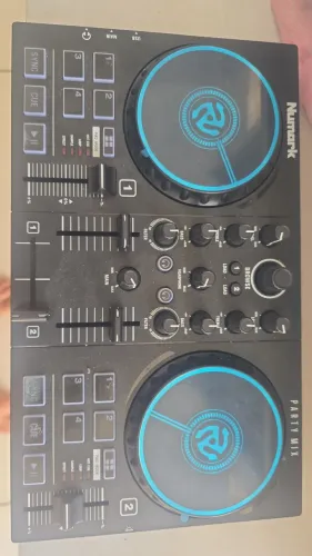 Vendo Ddj muito nova com caixa