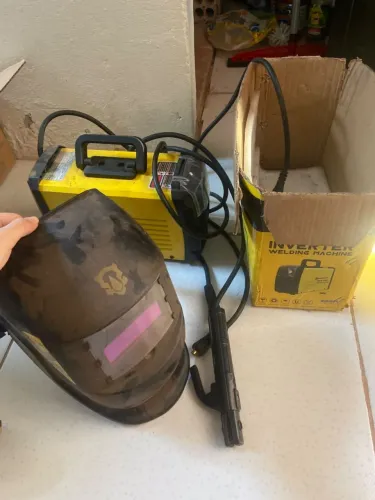 Máquina de Solda com capacete de proteção