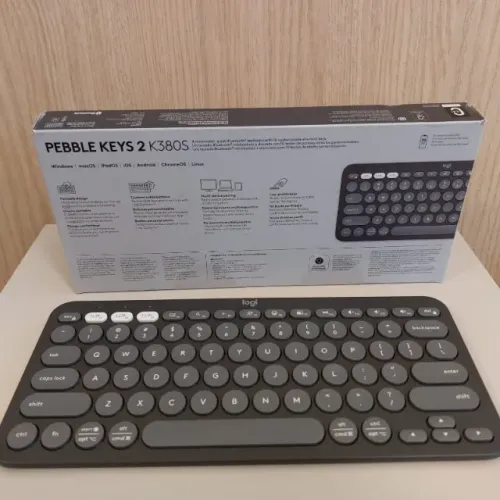 Teclado sem fio Logitech modelo Pebble Keys 2 K380S em garantia