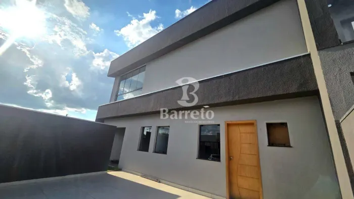 Casa moderna com 2 suítes, sacada e quintal com churrasqueira no Portal de Versalhes!!