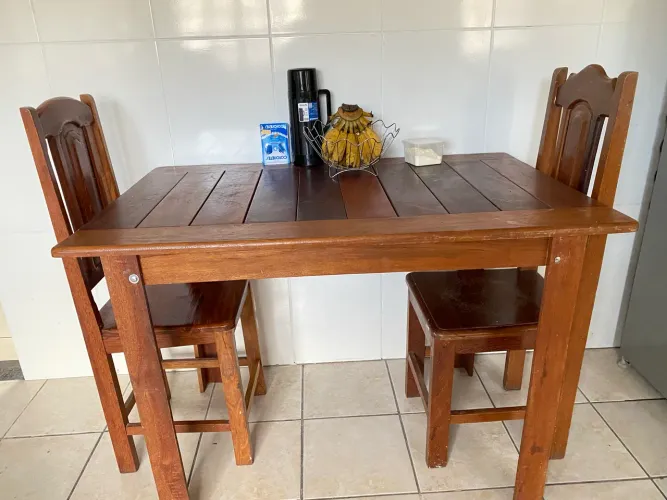 Mesa de madeira jantar com 2 cadeiras