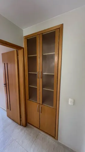 Cristaleira / Armário Multiuso com Portas de Vidro e Prateleiras