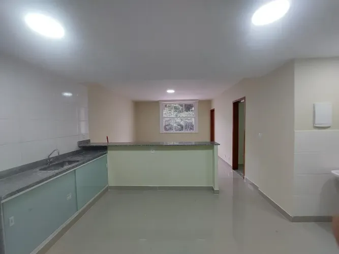 Apto Centro, frente, amplo, sol, reformadíssimo, Ed. Imperador, excelente preço - Petrópol