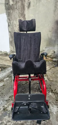 Cadeira de rodas inclivavel