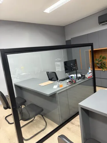 Divisórias de Escritório em Vidro - Estrutura Preta + Portas