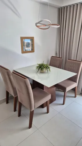 Mesa de jantar com 4 cadeiras