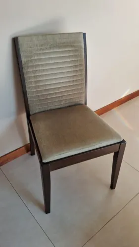 Conjunto de 8 cadeiras requintadas em madeira