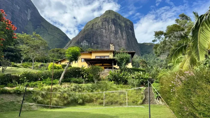 Linda casa à venda em Araras - Petrópolis - RJ, com 4 suítes, piscina, gramado e salão de 