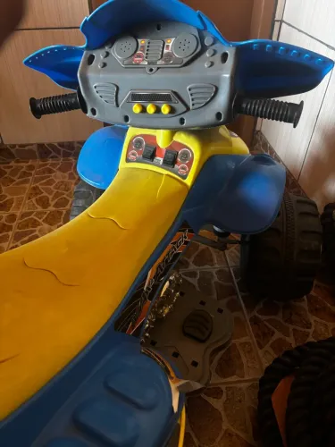 Quadriciclo infantil elétrico
