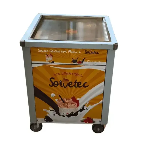 Técnico em refrigeração comercial para manutenção de uma máquina de sorvete na chapa