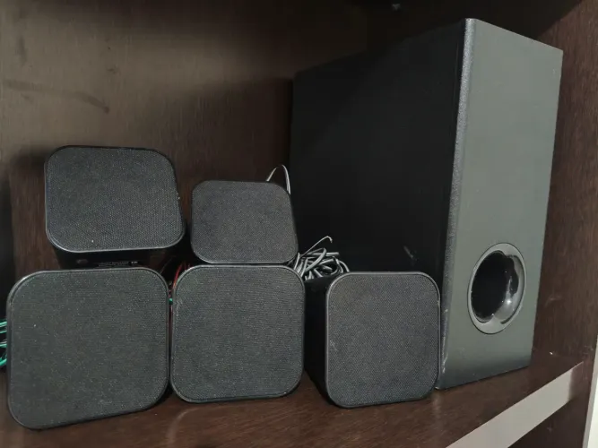 Amplificador e caixas para som ambiente