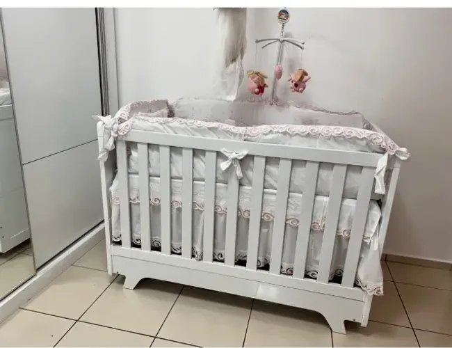 Berço branco com colchão
