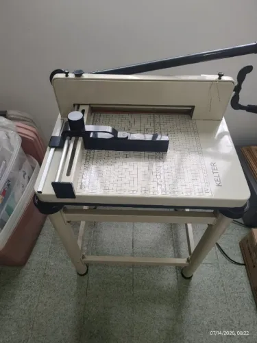 Guilhotina semi industrial com mesa