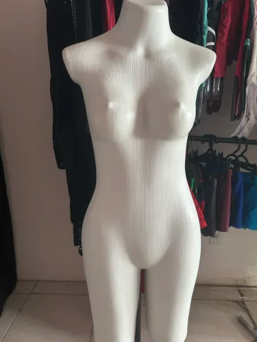 Manequim feminino + pedestal