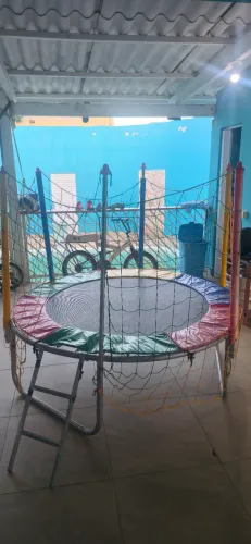 Cama elástica 1,8m por 1,6m de altura