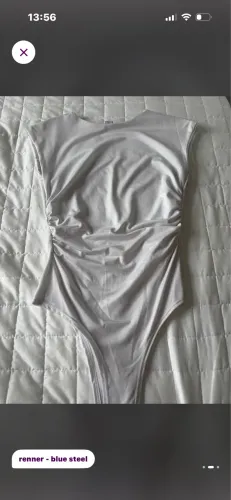 Body branco bluestell com detalhes drapeado