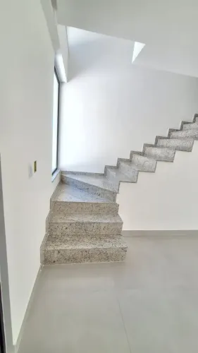 Casa 3/4 Com Varanda e Suíte Master em Buraquinho