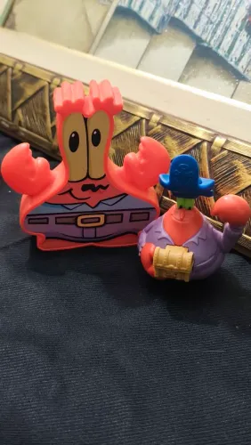Dupla de personagens do Bob Esponja - Sr. Siriguejo e personagem pirata