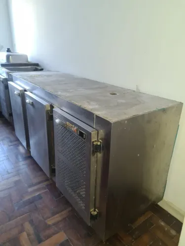 Balcão Refrigerado em Inox 3 Portas sendo 1 Porta Com Motor.