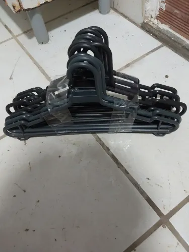 Kit com 12 unidades de cabides para organizar o seu guarda roupas são todos iguais m