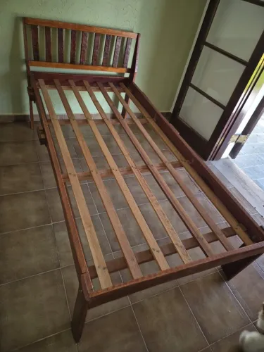 Vendo cama de solteiro com colchao e mesa de cabeceira 