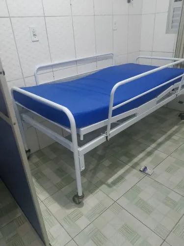 Cama e colchão hospitalar