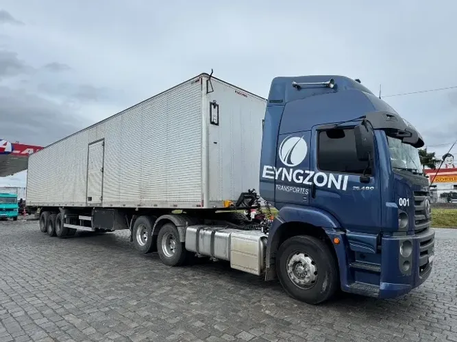 VW Costellation 25.480 6x2 2024 - Apenas 220 mil km - Pneus novos - IPVA 26 Pago