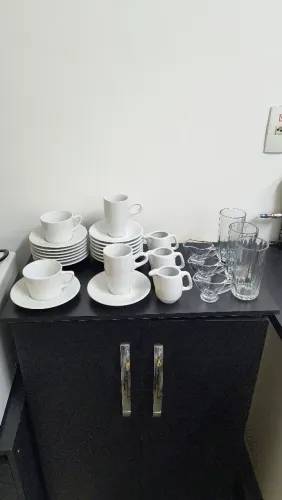 Porcelanas Schmidt, xícaras, leiteiras, copos de vidro