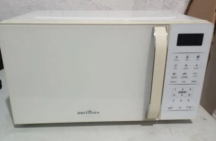 Microondas Britânia semi novo único dono
