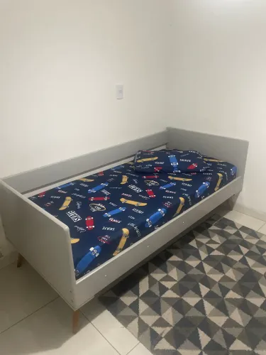 Quarto solteiro cama e guarda-roupa ( sem colchão)