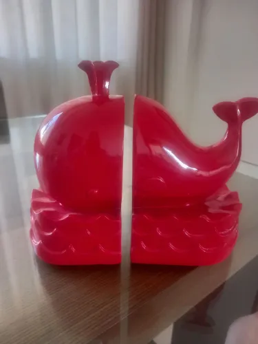 Suporte de livro baleia em resina SouQ vermelha
