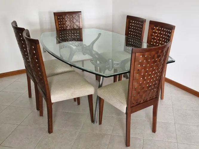 Conjunto mesa de jantar com tampo de vidro e cadeiras