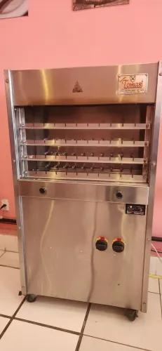 Churrasqueira Tomasi 40 espetinhos inox com giro automático.